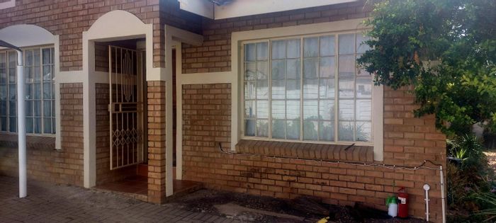 For Sale: House in Serala View with 3 bedrooms, parking, and open plan living.