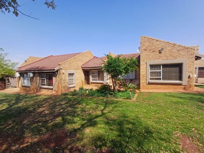 Doringkruin House For Sale: 4 Bedrooms, Pool, Lapa, Security Features, Spacious Garden.