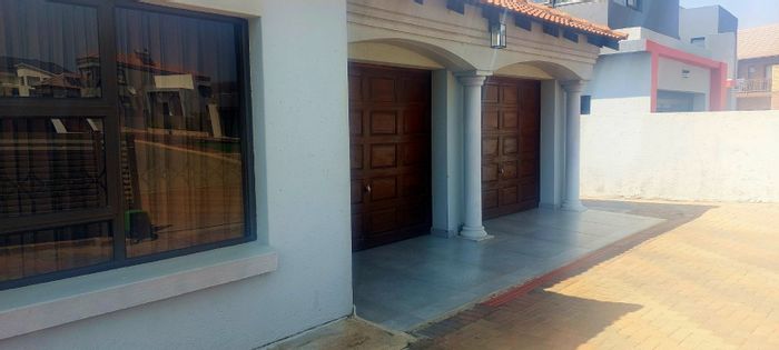 For Sale: House in Woodhill Estate with 3 beds, solar system, and security.