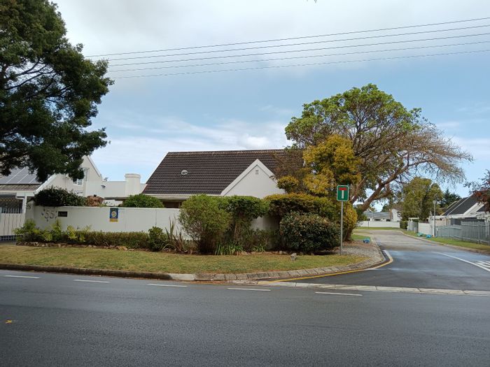 3-bedroom house in George East with office, park access, and security features. For Sale.