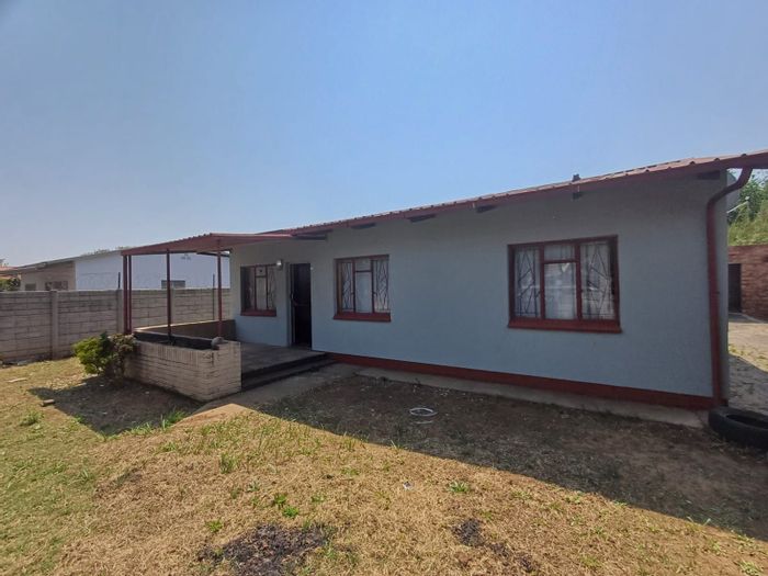 3 Bedroom house for sale in Randlespark with garage and outside room.
