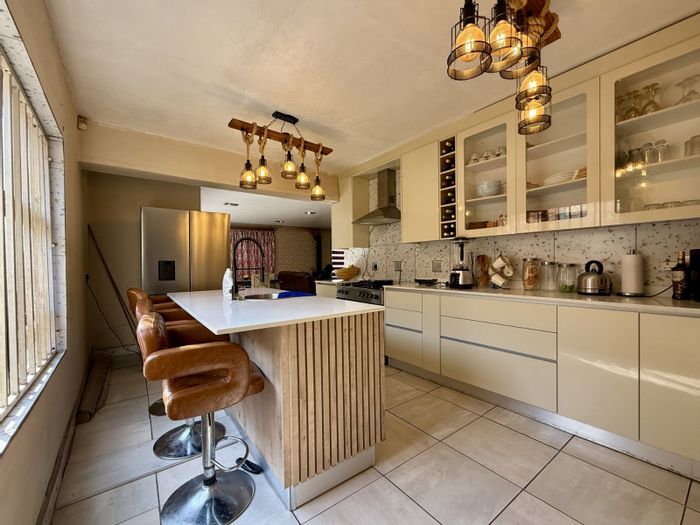 Spacious 4-bedroom house in Illiondale, For Sale with renovation potential.