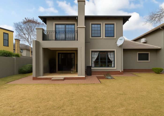 For Sale: Townhouse in Kosmosdal with 3 bedrooms, garden, and security features.