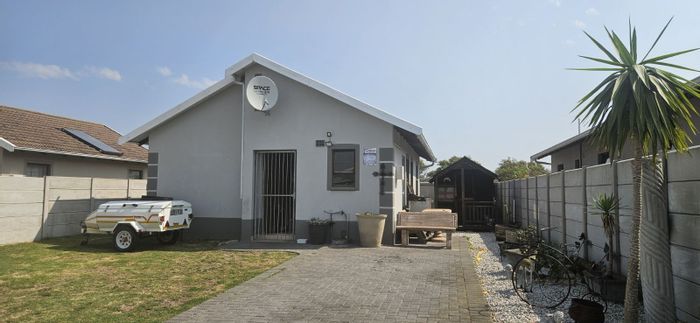 Affordable 3-bedroom house in Parsonsvlei with solar geyser and pet-friendly garden. For Sale.