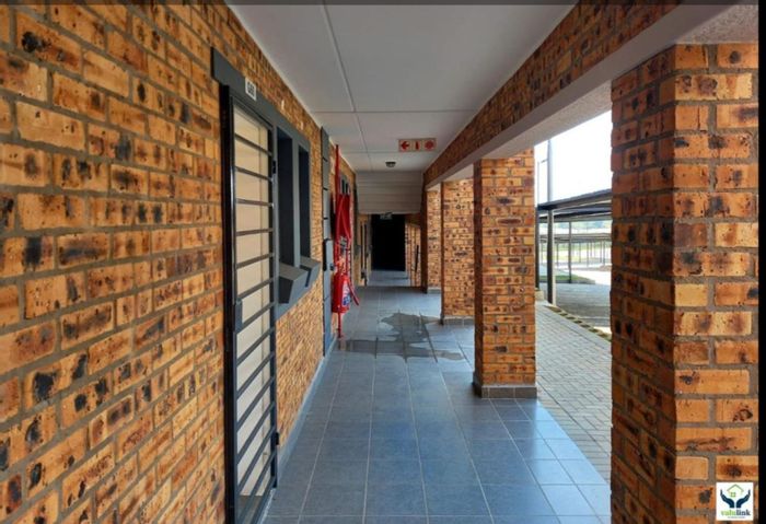 For Sale: Apartment in Riverside View with 24-hour security, communal braai area.