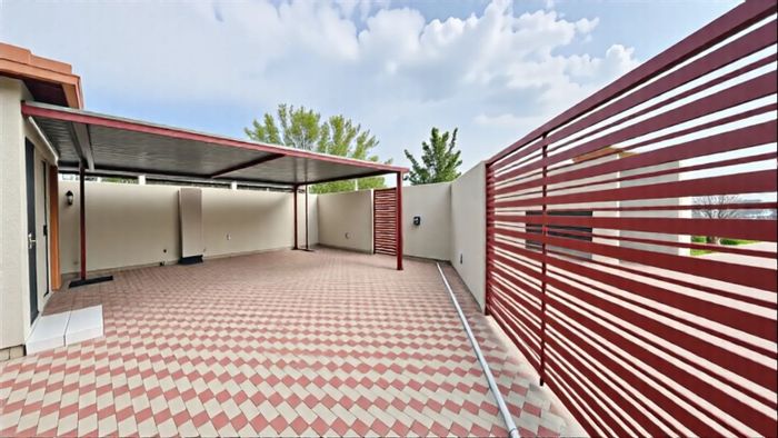 Riverside View House For Sale: 2-bed, secure yard, fibre-ready, close to amenities.