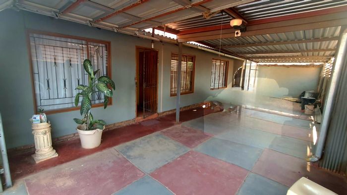 Three-bedroom house in Mabopane Central, carport, near park and shopping. For Sale.