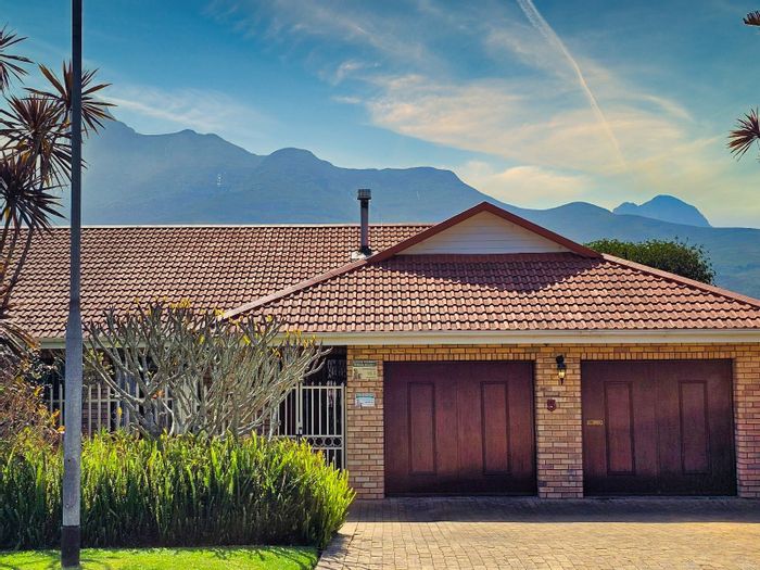 Bergsig House For Sale: 3 bedrooms, study, open-plan living, mountain views.