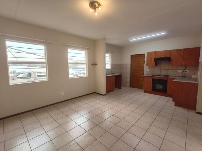 Ferndale Apartment To Rent: 1 bed, private patio, secure complex, parking included.