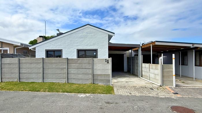 Pearly Beach House For Sale: 2 beds, beach access, indoor braai, secure resort.