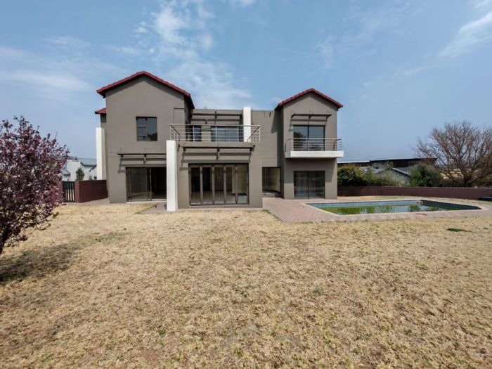 House To Rent in Copperleaf Estate: 5 beds, pool, garage, golf estate access.