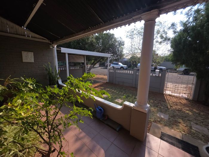 Beaconsfield House For Sale: 3 bedrooms, study, garden, entertainment area, security features.