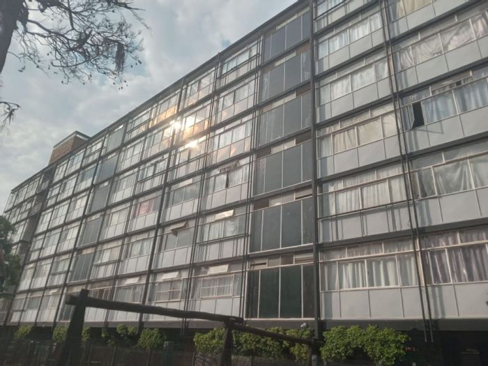 For Sale: Apartment in Muckleneuk with gym, pool, squash court, and parking.