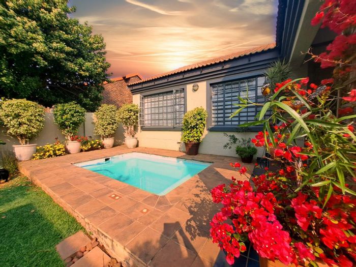 Amberfield Glen House For Sale: 3 Bedrooms, pool, entertainment patio, secure estate.