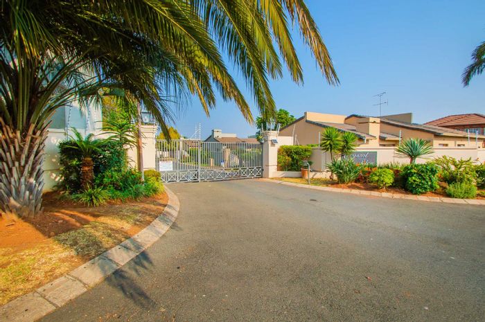 Radiokop Townhouse For Sale: 3 beds, pet-friendly garden, double garage, secure complex.