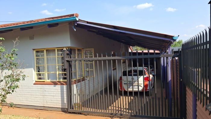 Mountain View House For Sale: 4 Bedrooms, Flatlet, Pool, Ample Parking.