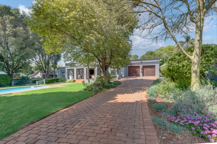 Aldara Park House For Sale: Spacious living, pool, solar, double garage, secure parking.