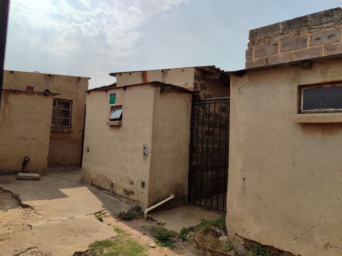 Spacious 5-bedroom house in Endulweni, For Sale with ample land and transport access.