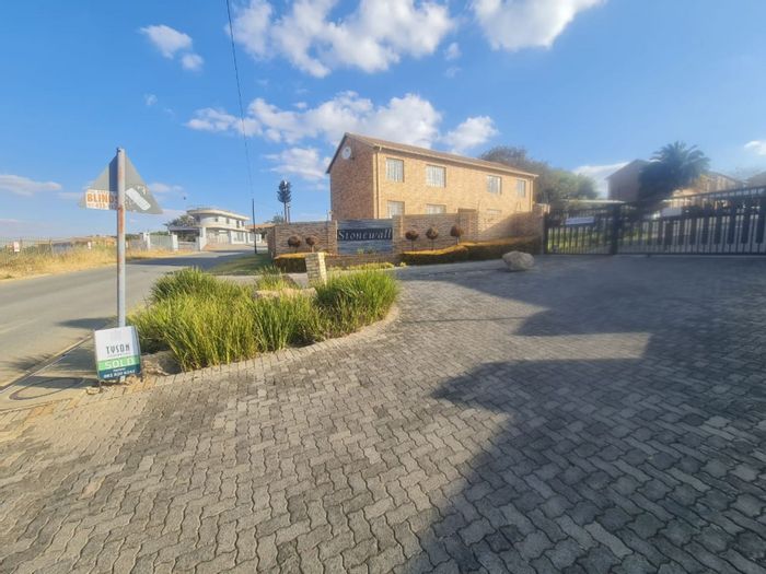 Northgate Apartment For Sale: 2 bedrooms, communal garden, secure complex, great location.