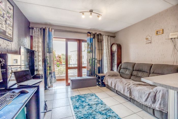 For Sale: 2-Bedroom Apartment in Ferndale with Pool, Tennis Court, and Secure Parking.