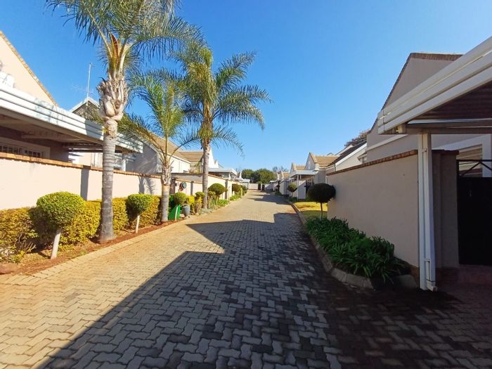 For Sale: Willow Park Manor Townhouse with clubhouse, garden, and 24/7 security.