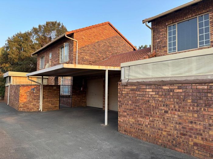 Celtisdal Townhouse For Sale: 3 Bedrooms, pet-friendly, double garage, outdoor space.