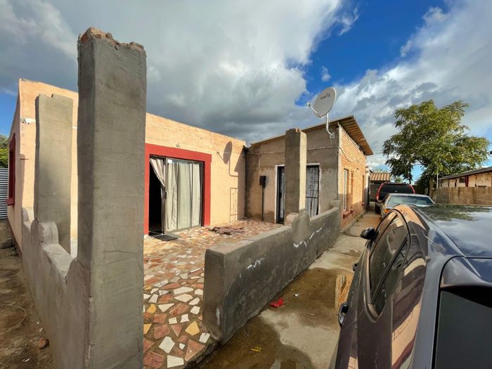 Four-bedroom house in Roodepan with en-suite, open-plan living, and fenced yard. For Sale.