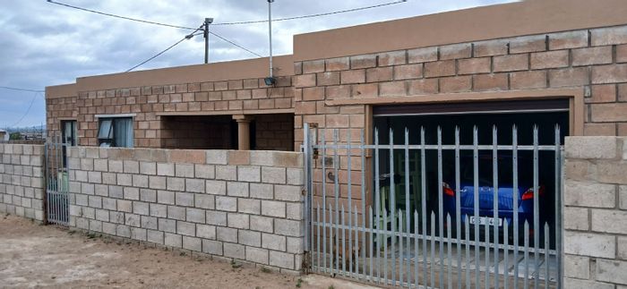 Kwanonqaba House For Sale: 4 bedrooms, garage, pet-friendly, spacious layout.