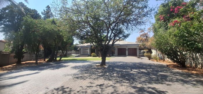 Bendor House For Sale: 5 bedrooms, pool, braai room, and versatile spaces.