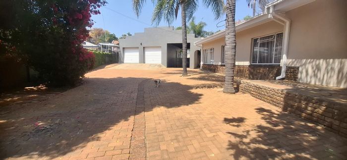 Bendor House For Sale: 5 bedrooms, pool, study, ample parking, secure living.