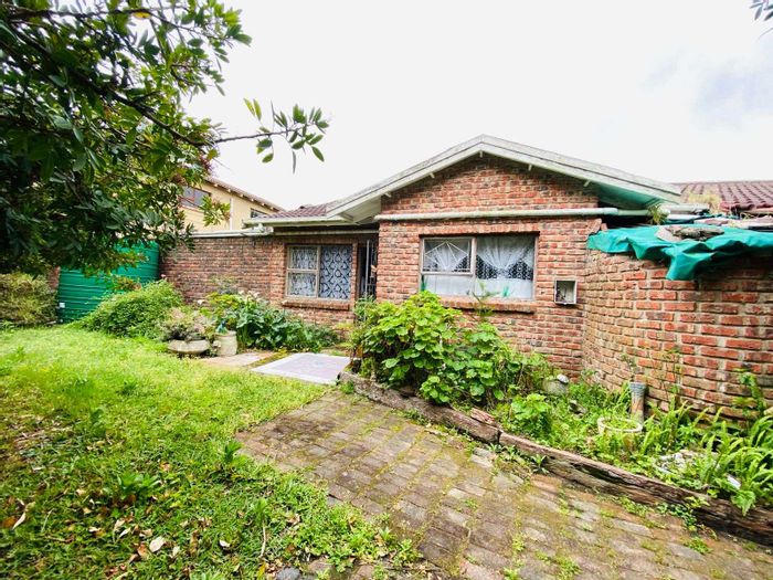 Kamma Park House For Sale: 3 Bedrooms, Indoor Braai, Double Garage, Spacious Backyard.