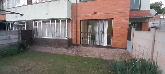 Florida Apartment For Sale: Spacious 1BR, private garden, parking included.