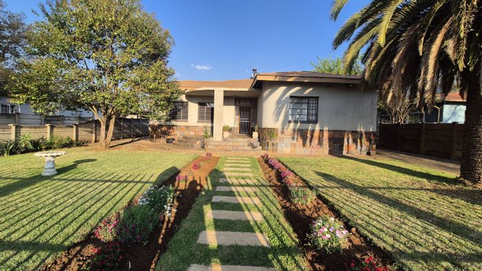 Lydenburg Central House For Sale: Spacious home with flatlet, entertainment area, and extras.