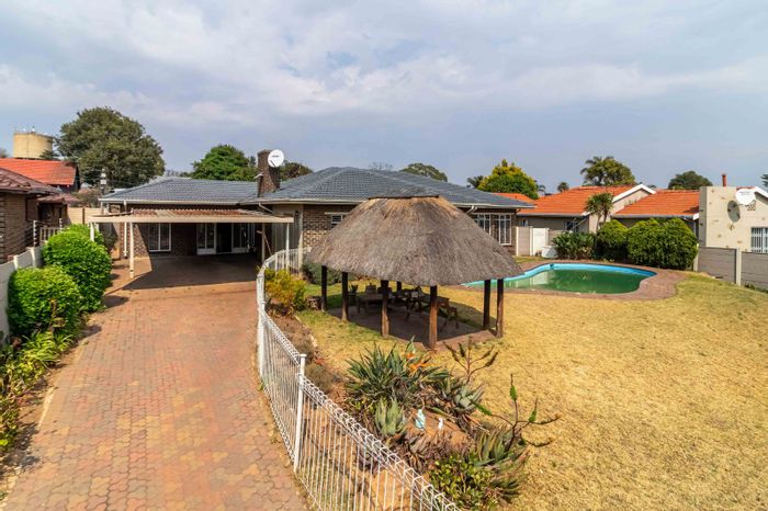 Carenvale House For Sale: 4 bedrooms, pool, spacious lounges, move-in ready.