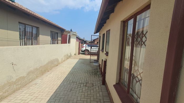 Three-bedroom house for sale in Soshanguve East, near CURRO College and parks.