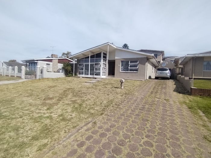 Malabar House For Sale: 3 Bedrooms, Office, Braai Area, Garage, Indoor-Outdoor Flow.