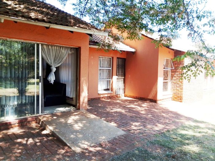 3 Bedroom House to Rent in Dawn Park with garden, near schools and shops.