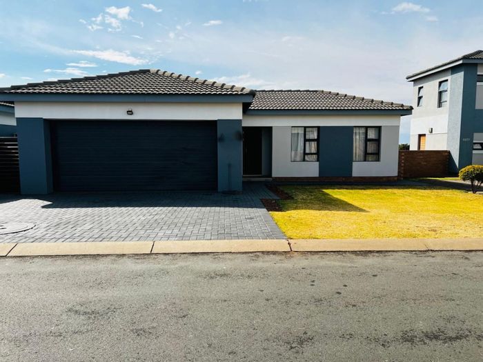 House To Rent on Rua Vista: 3 beds, garden, double garage, secure estate.