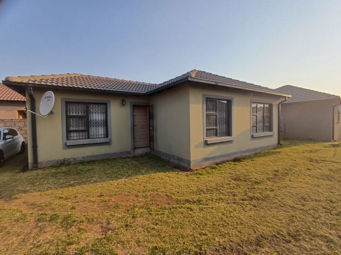 3-Bedroom Townhouse For Sale in Ellaton with secure parking and low-maintenance garden.