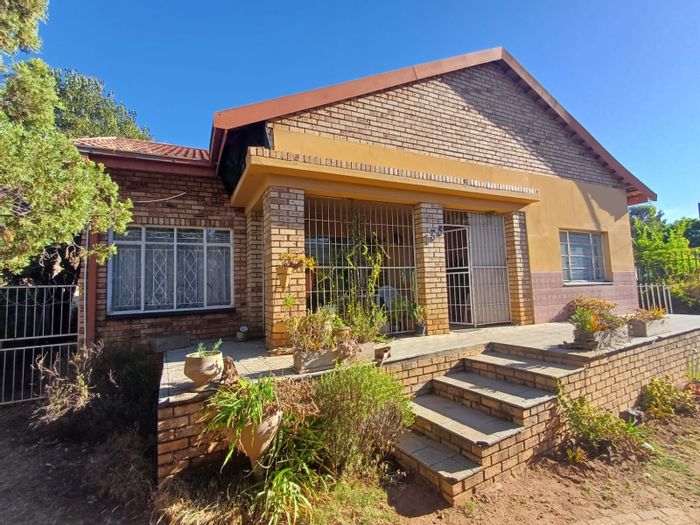 5-Bedroom House For Sale in Oudorp with spacious living areas and double garage.