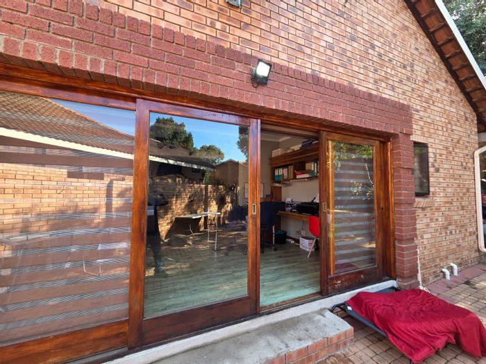 For Sale: House in Steiltes with 3 bedrooms, double garage, and entertainment space.