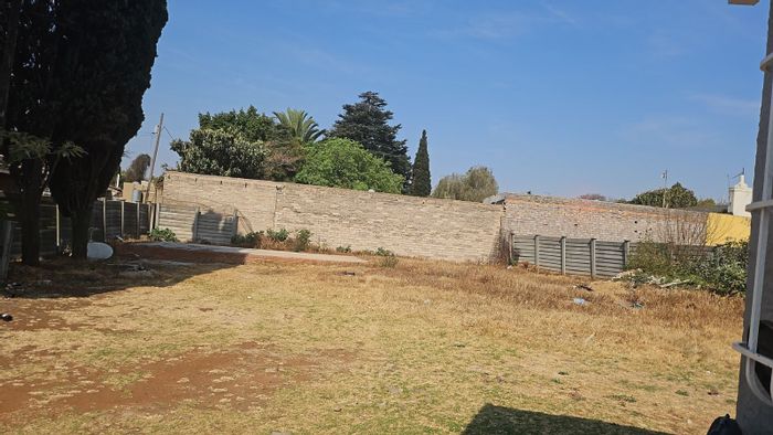 Cresslawn House For Sale: 3 Bedrooms, 2 Bathrooms, spacious living areas, ample parking.