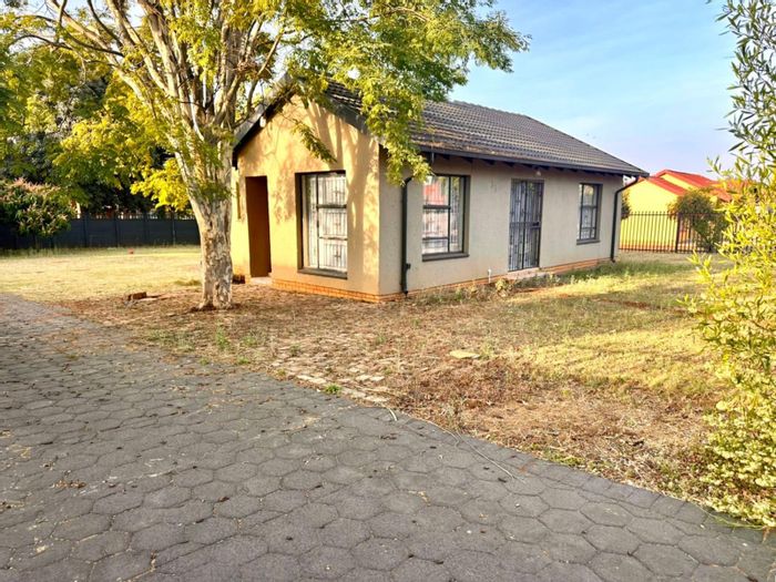 For Sale: House in The Orchards with 3 bedrooms, spacious backyard, and security features.