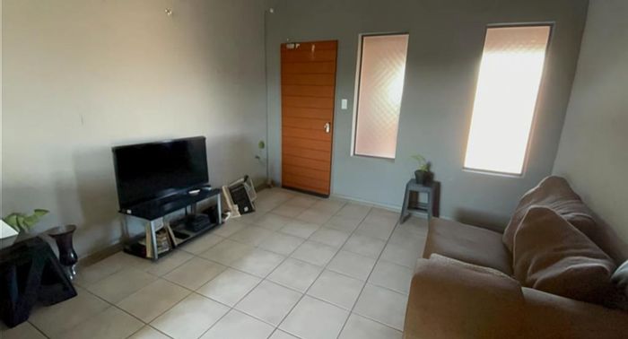 Witpoortjie Apartment To Rent: 2 Bedrooms, 2 Bathrooms, 24hr Security, Prepaid Utilities.