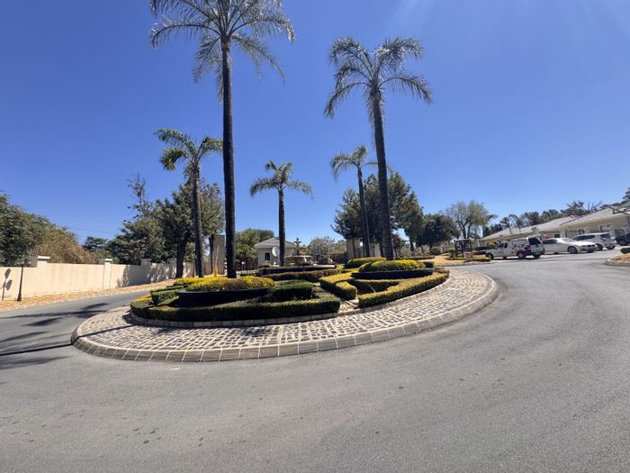 Carlswald Apartment For Sale: 3 beds, pool, clubhouse, secure parking, prime location.