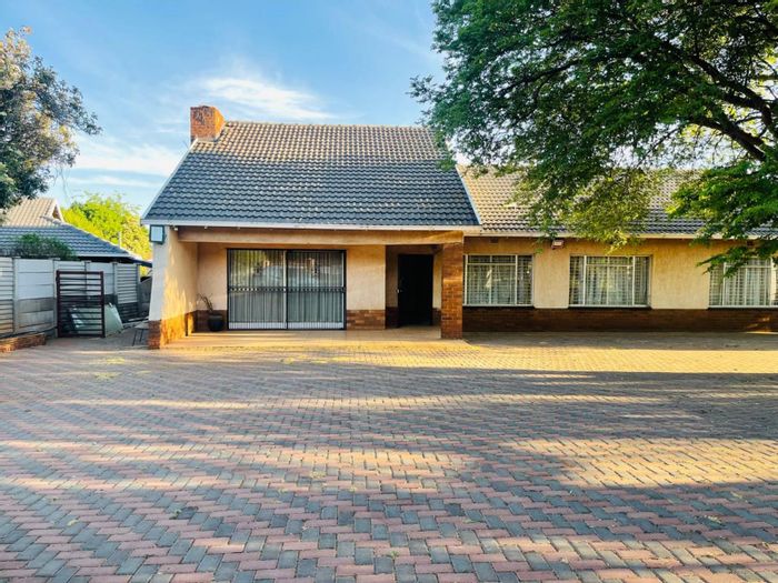 Doringkloof House For Sale: 3 Bedrooms, study, double garage, ample parking.