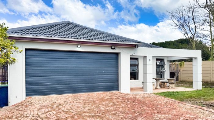 For Sale: House in Uitzicht with 3 bedrooms, garden, double garage, and braai area.