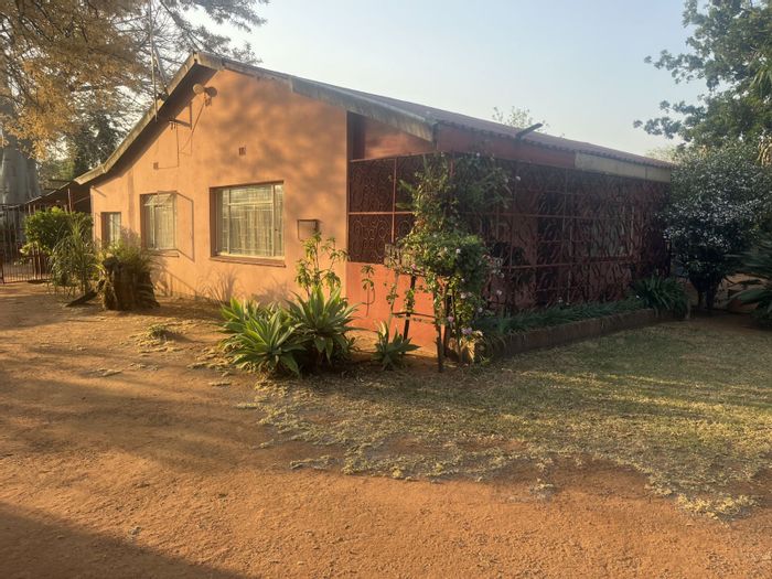 3-Bedroom House with Flat, Water Tanks, and Fruit Trees in Mookgopong Central For Sale