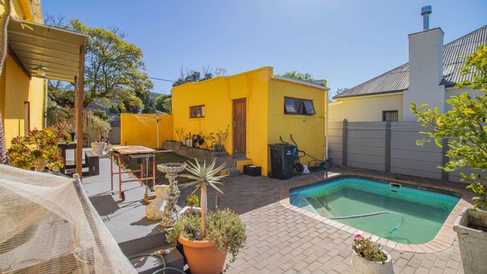 Versatile Montagu Central house with business rights, pool, and ample parking. For Sale.
