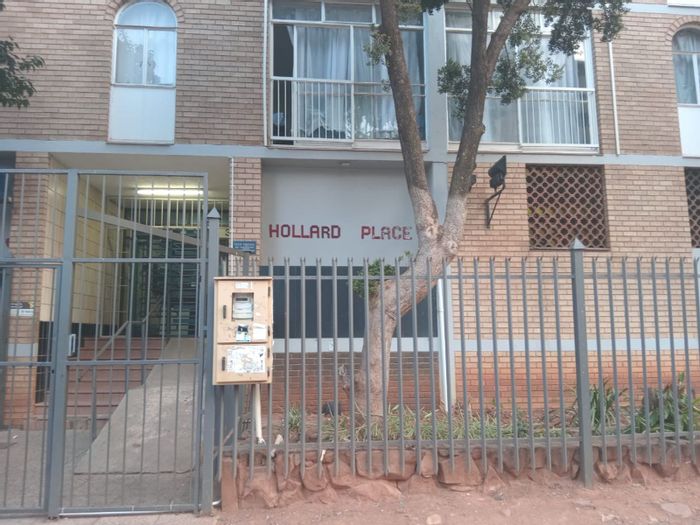 One-bedroom apartment for sale in Pretoria Central, near universities and amenities.